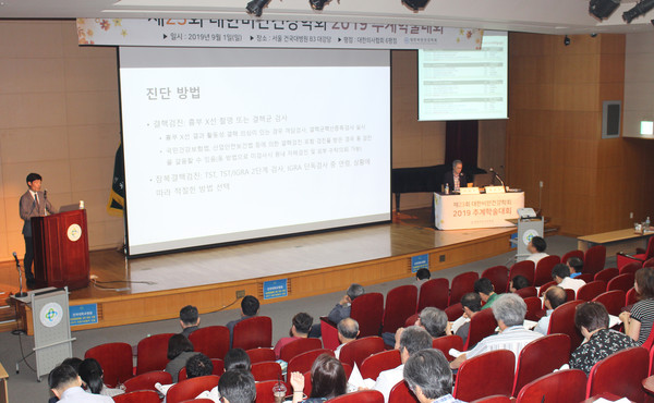 SCL 김창기 전문의가 ‘잠복결핵’에 대해 강연하고 있다.