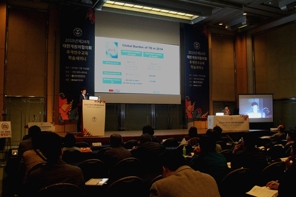 SCL 김창기 전문의가 결핵 진료지침 최신 치료 동향을 발표하고 있다.