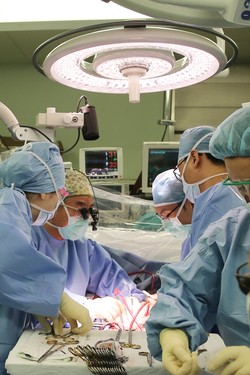 정철현 심장병원장(왼쪽 두 번째) 좌심실보조장치 삽입 수술 모습