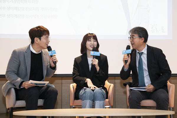 (왼쪽부터) 방송인 장성규, 개그우먼 박소라, 성빈센트병원 비뇨의학과 이승주 교수