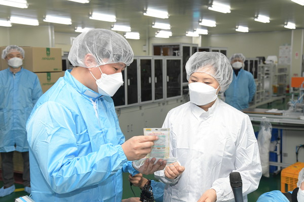 이의경 식약처장(오른쪽)이 보건용 마스크 생산 현장 점검에 나섰다