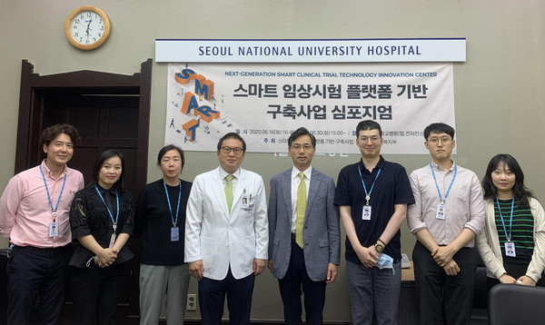 1차 심포지엄 당시 김경환 교수(왼쪽 다섯번 째), 이승환 의무장(왼쪽 네번 째)을 비롯한 서울대병원 직원들 기념촬영 모습