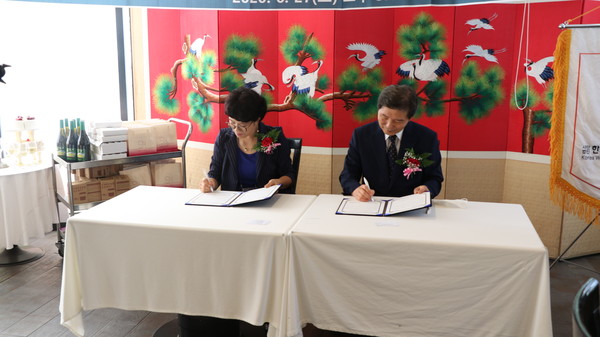 조원현 원장(오른쪽)과 김은경 회장이 협약서에 사인하고 있다