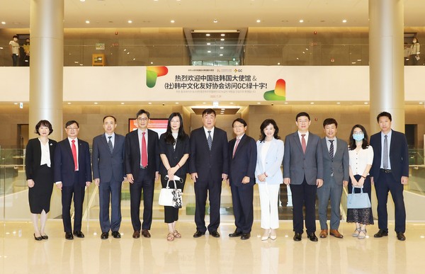 싱하이밍 주한 중국대사(왼쪽 여섯번째)와 허일섭 GC 회장(왼쪽 일곱번째), 허용준 GC 대표(왼쪽 네번째) 및 대사관 사무관, GC 임직원들이 경기도 용인 목암타운에서 기념 포즈를 취하고 있다.