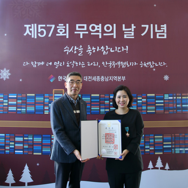 윤여원 공동대표(오른쪽)와 김용태 한국무역협회 대전세종충남지역본부장
