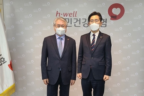 (왼쪽부터) 김용익 이사장-이필수 당선인