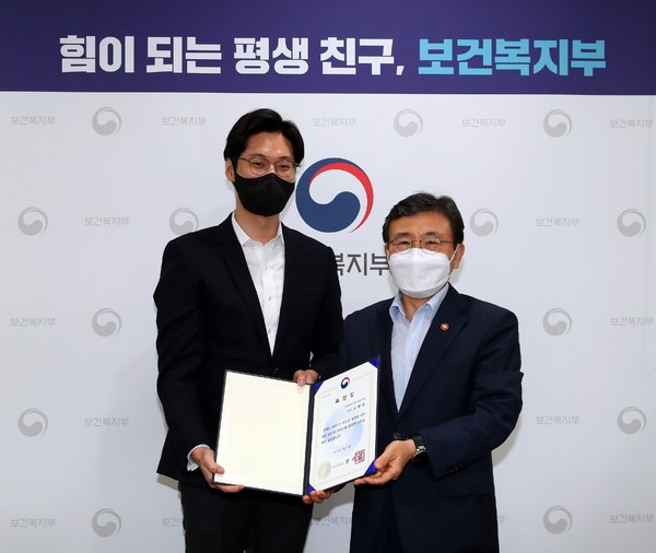 (왼쪽부터) 도현웅 상무-권덕철 복지부 장관
