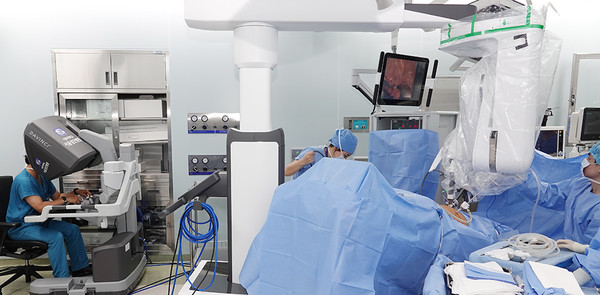 서울성모병원 비뇨의학과 홍성후 교수가 4세대 다빈치 SP 로봇 수술기를 이용해 전립선암 수술을 집도하고 있다.