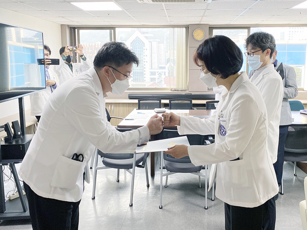 구호석 병원장(왼쪽)이 수상자 김율리 교수에게 상장과 상금을 전달하고 있다