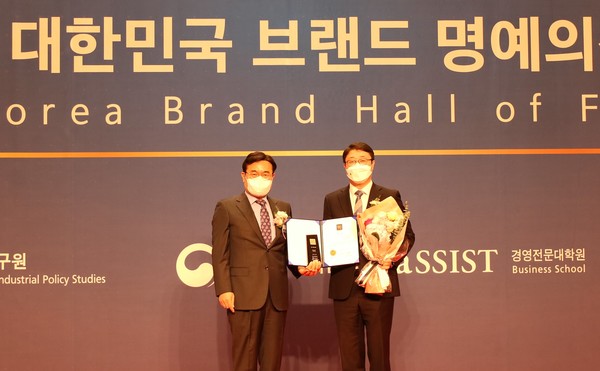 (왼쪽부터) 박기찬 산업정책연구원장, 주병현 동국제약 OTC마케팅부장