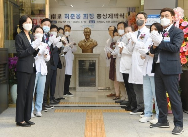 허춘웅 병원장을 비롯해 가족 및 임직원들 기념촬영 모습
