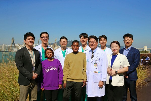 (앞줄 왼쪽 세 번째부터)플란지와 최종우 교수가 관련 의료진 등과 사진 촬영하고 있다.