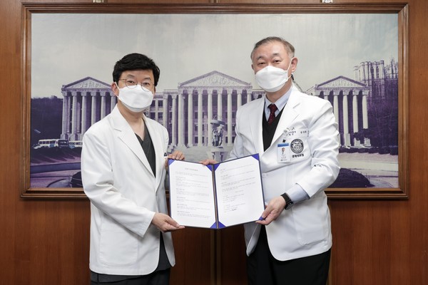 (오른쪽부터) 김성완 의료원장-이길연 대표