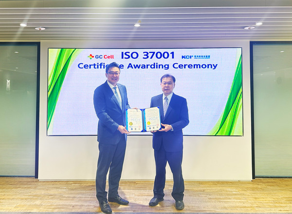 제임스박 대표(왼쪽)가 황인학 한국준법진흥원장부터 'ISO 37001' 인증서를 수여 받았다
