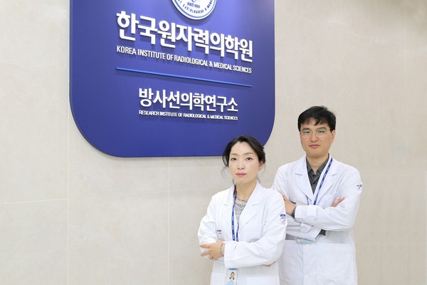 (왼쪽부터) 한국원자력의학원 이해준, 손영훈 박사