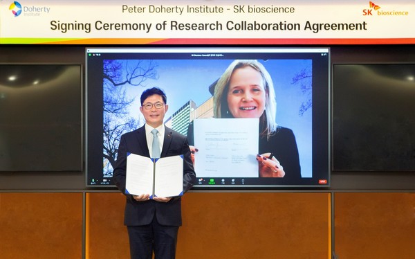 (왼쪽부터) SK바이오사이언스 안재용 사장, 호주 피터도허티 감염·면역 연구소 샤론 르윈 교수 온라인 연구협력 계약 체결 모습
