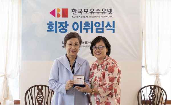 (왼쪽부터) 조애진 전 회장, 김영주 신임 회장