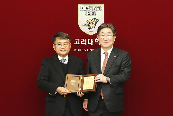 (왼쪽부터) 황종익 교우, 김동원 총장