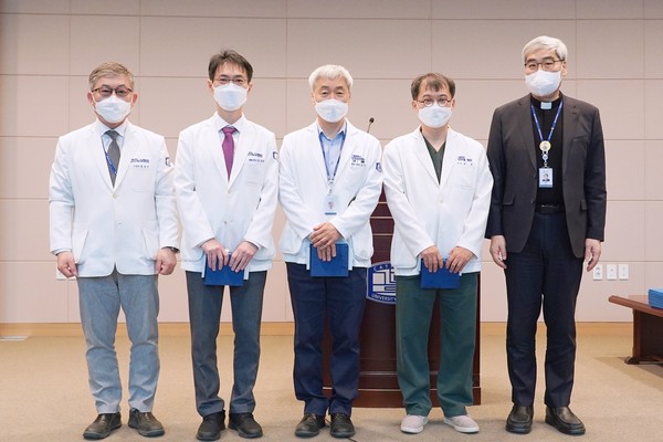 (왼쪽부터) 정성우 의무원장, 장대현 교수, 김주상 교수, 최훈 교수, 홍승모 몬시뇰 병원장
